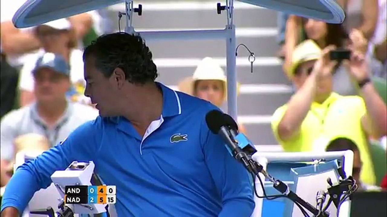 Ball boy fixes Rafael Nadal's water bottle - Australian Open