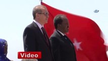 Erdoğan, Somali'de Resmi Törenle Karşılandı