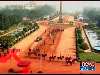 Bear hug with Modi gets Obama’s India trip off to warm start