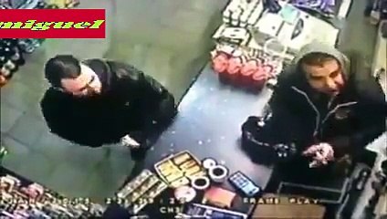 tendero Sin Miedo le arrebata el arma de la mano del ladrón