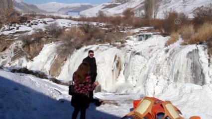 Muradiye Şelalesi Dondu