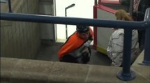 Un joueur de hockey sur glace se prend sa propre crosse au visage