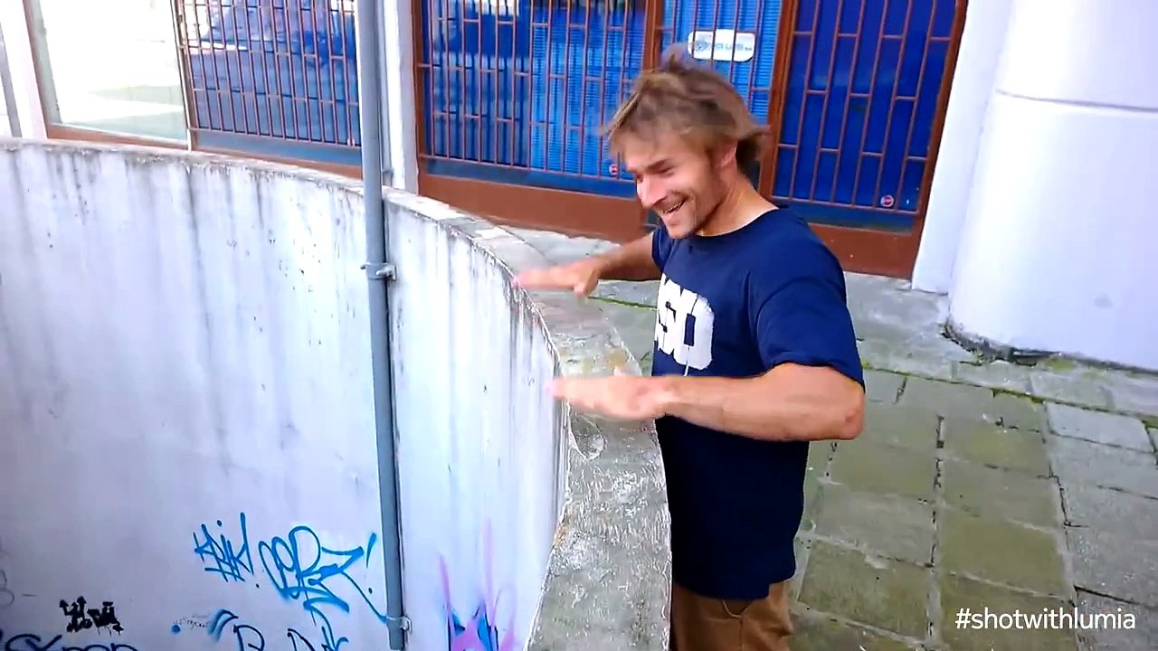 Wallride sur un escalier en colimaçon en BMX