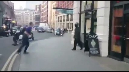 Un homme courageux tente d'arrêter un voleur à Londres