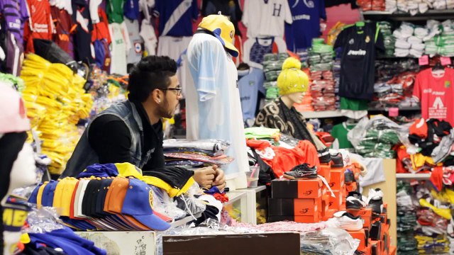 Dhoombros...Aunty's Bargaining Power