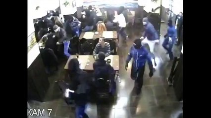 Un homme reste sans bouger pendant une bagarre dans un restaurant