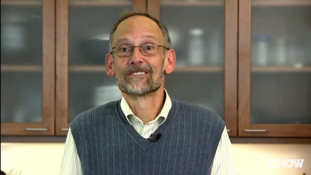 Il dépose des pâtes dans une poêle. Le résultat changera à jamais votre façon de cuisiner!