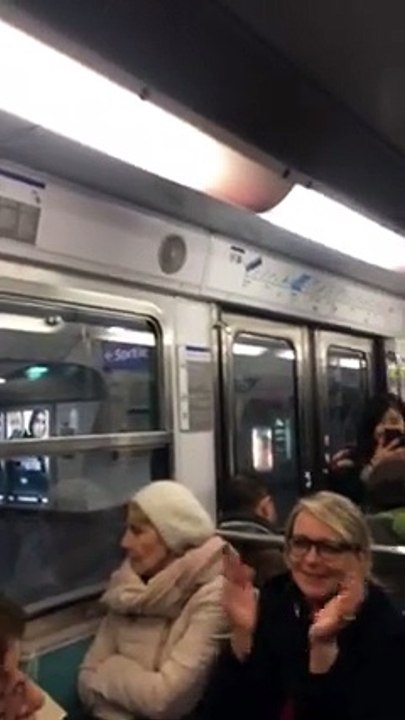 Ligne 6 - Le conducteur du métro chante pendant une panne