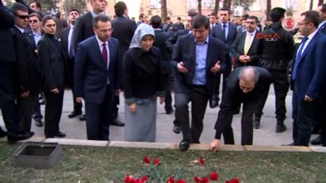 Diyarbakır-Başbakan Davutoğlu Gaffar Okkan'ın Şehit Edildiği Noktaya Karanfil Bıraktı