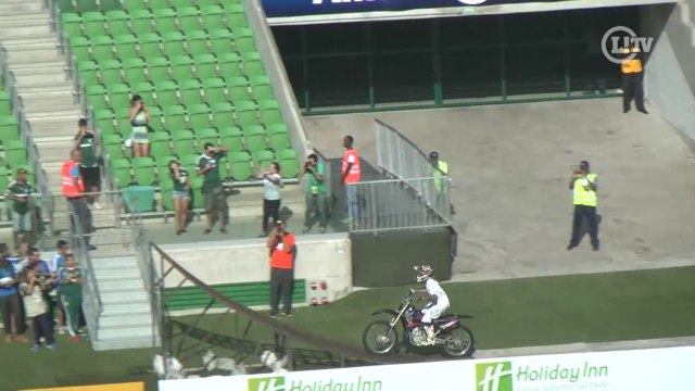 Antes da partida, Palmeiras faz show de motocross dentro do estádio