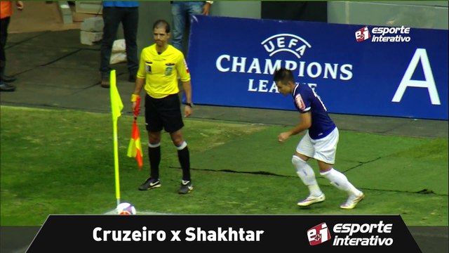 Por pouco! Léo cabeceia e a bola explode no travessão do Shakhtar!