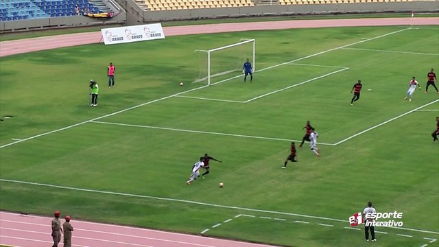 No início do primeiro tempo, Vander faz um golaço e abre o placar para o Vitória