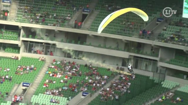Já viu essa? Dois paraquedistas pousam no gramado do Allianz Parque