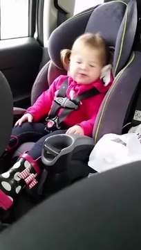 Hilarious 2 year old girl lip sync to Talyor Swift's Shake it off.