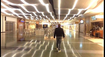 Ficou sozinho no aeroporto e gravou um vídeo muito engraçado com seu iPhone