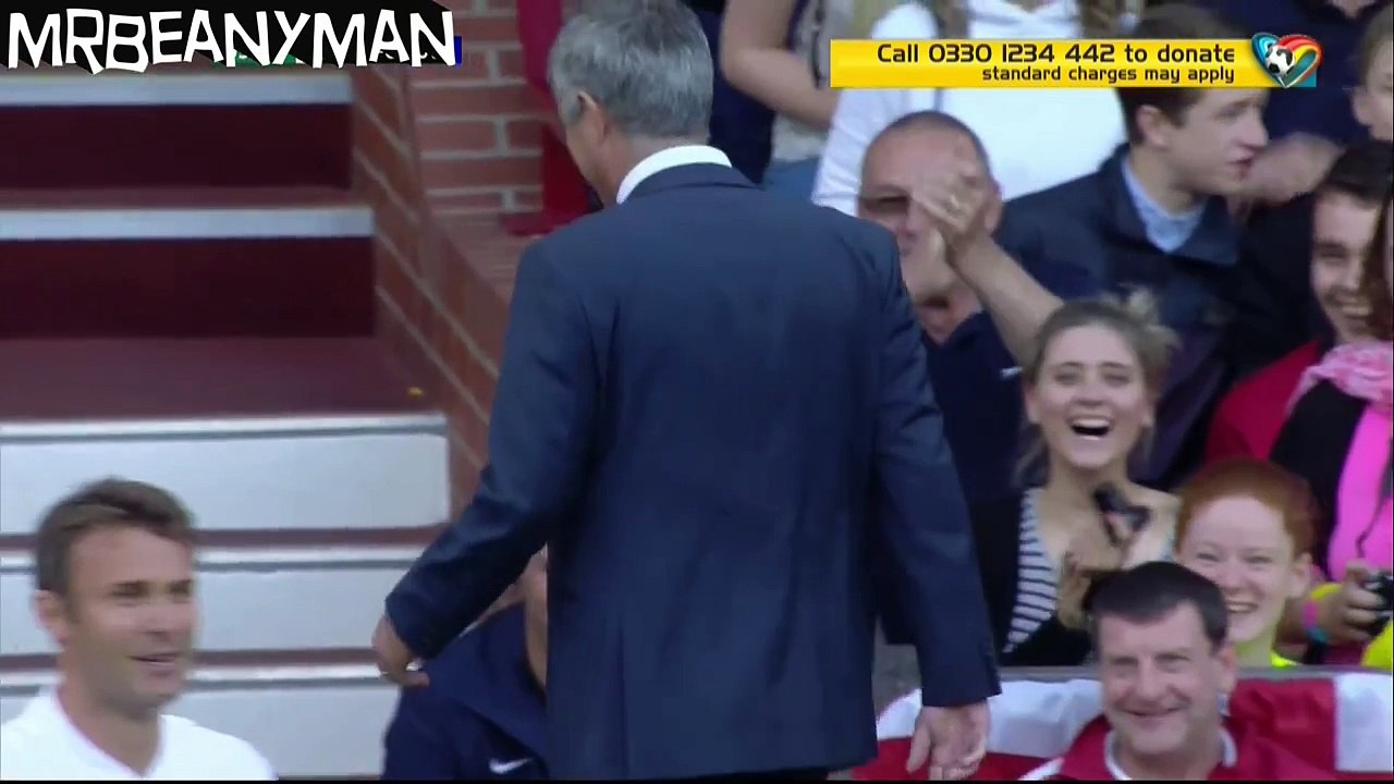 Mourinho invade o campo e faz falta ao adversário