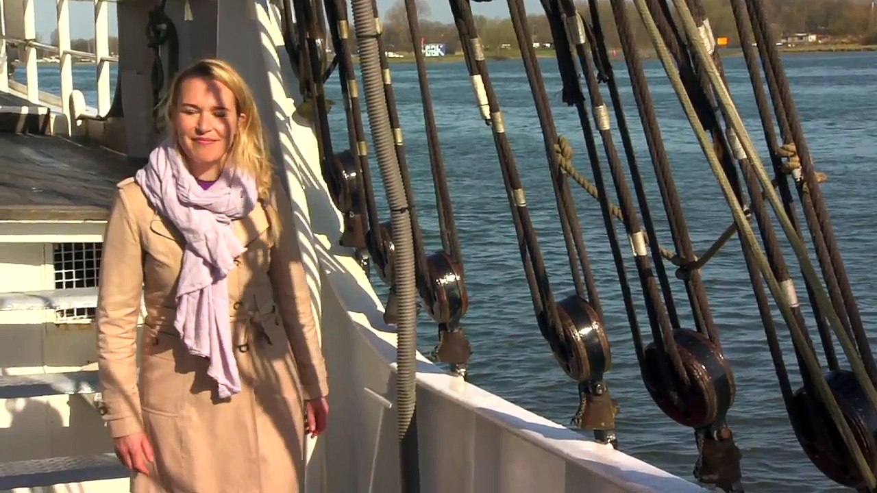 18# Une journaliste tombe à l'eau pendant une interview
