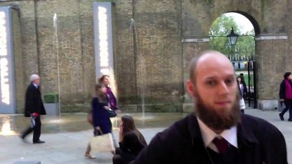 34# Se moquer des galeries d'art avec des balles de ping pong