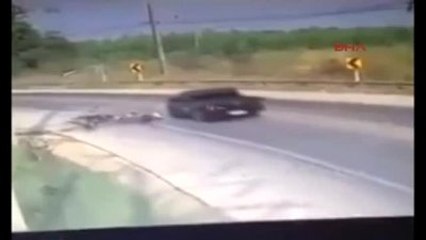 Kaza Yapan Motosikletlinin Başını Kamyonet Ezdi