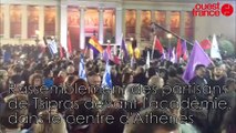 Rassemblement des partisans de Tsipras devant l'académie, dans le centre d'Athènes dimanche soir vers 23h