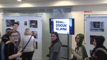 Somalı Çocuklar Fotoğraflarını Sergiledi