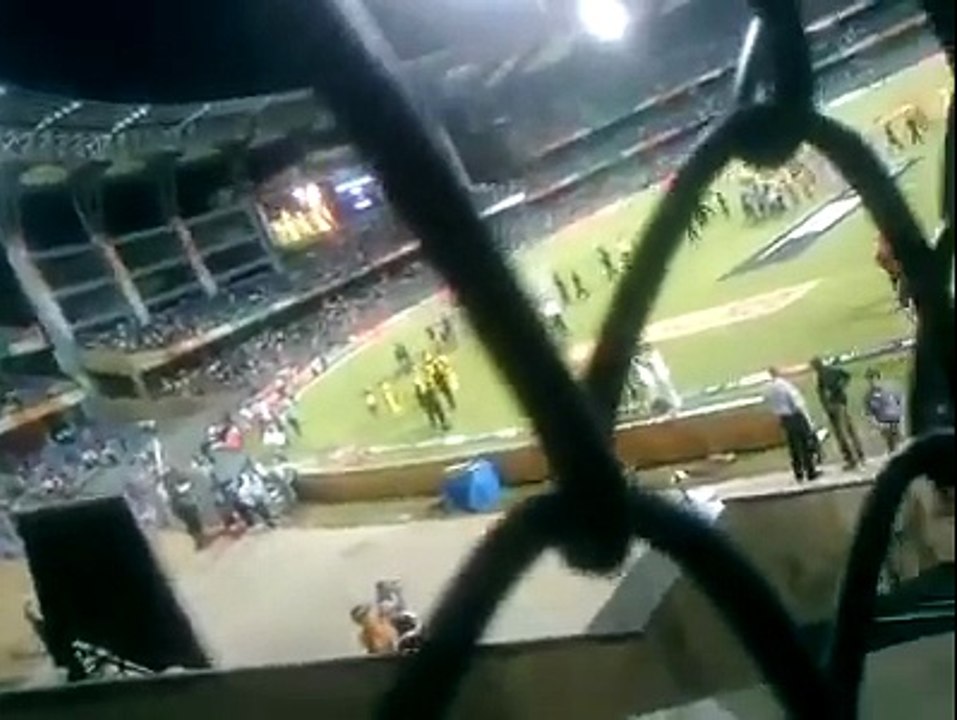 kohli's Scandal with a fan ..!!