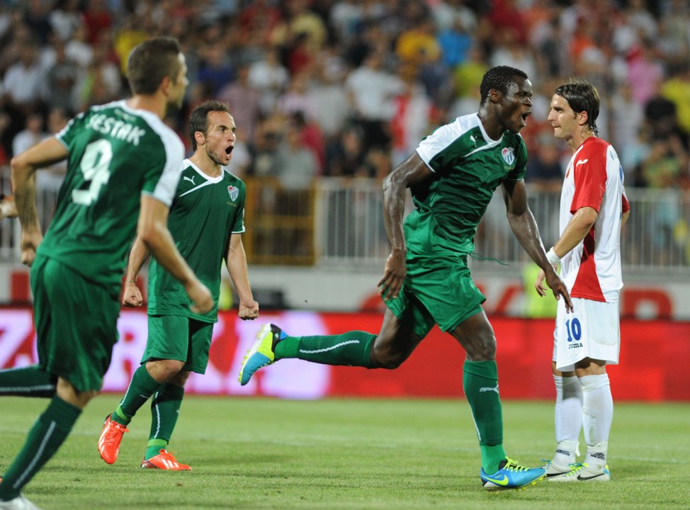 Le coup franc surpuissant signé Taye Taiwo !