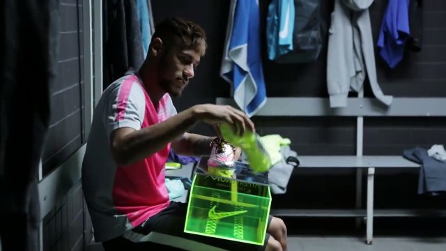 Neymar présente ses nouveaux crampons !