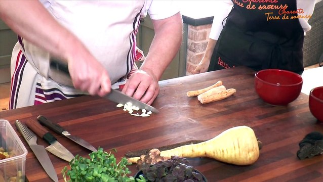Filet de bar de La Cotinière, poêlée de légumes racines caramélisés et sauce poularde