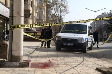 Karısının Yanından Geçen Adamı Bıçakladı, Yoluna Devam Etti