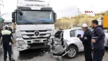 Turgutlu Kırmızı Işıkta Duran Otomobile Tır Çarptı: 3 Yaralı