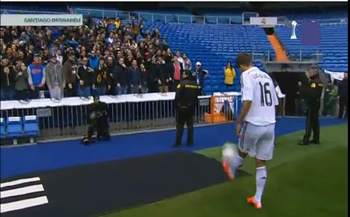 Lucas Silva incredible gesture flatters soccer ball to a child with Real Madrid Presentation