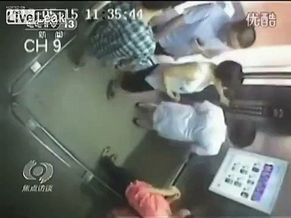 Woman beheaded in elevator Mujer decapitada en ascensor