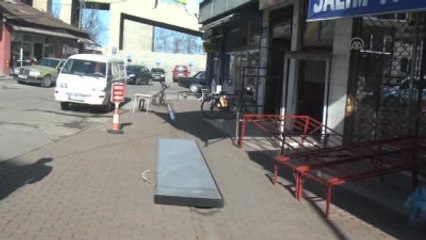 Kaldırımda Yürürken Üzerine Tabela Düştü