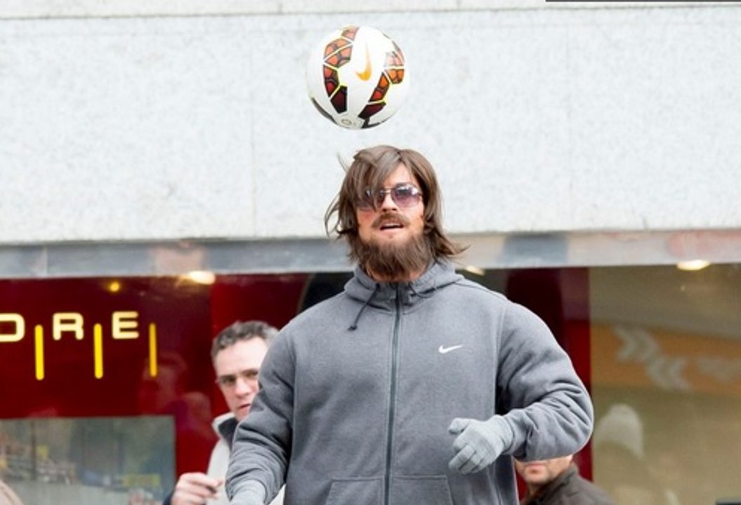 Déguisé en sans-abri, Cristiano Ronaldo jongle incognito dans les rues de Madrid