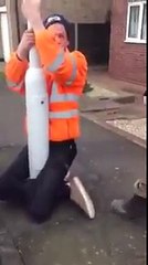 Comment coincer un gars à un  lampadaire ...