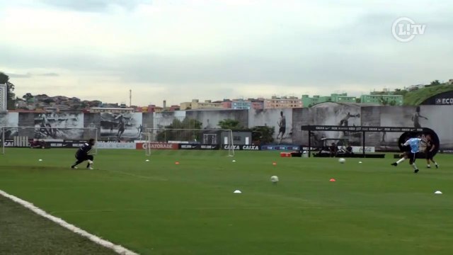 Cássio faz milagres e vira paredão em treino do Corinthians