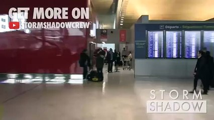 Exclusivo - Vídeo de Kristen Stewart chegando ao Aeroporto de Paris Charles de Gaulleem Paris hoje - 26 de janeiro de 2015