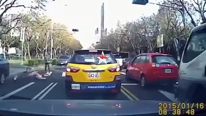 Cette cycliste s'en sort sans une égratignure!