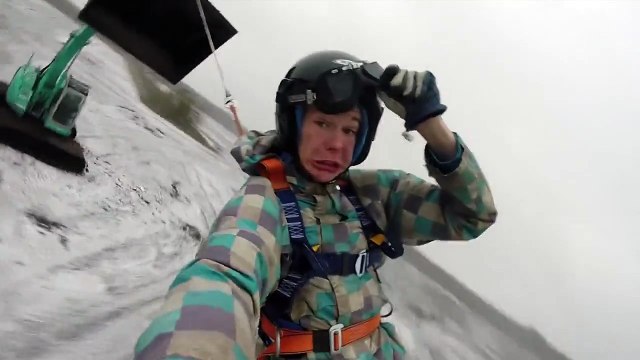 Tour de manège en pelleteuse