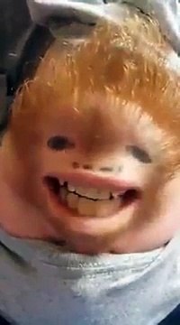 Il fait chanter son menton