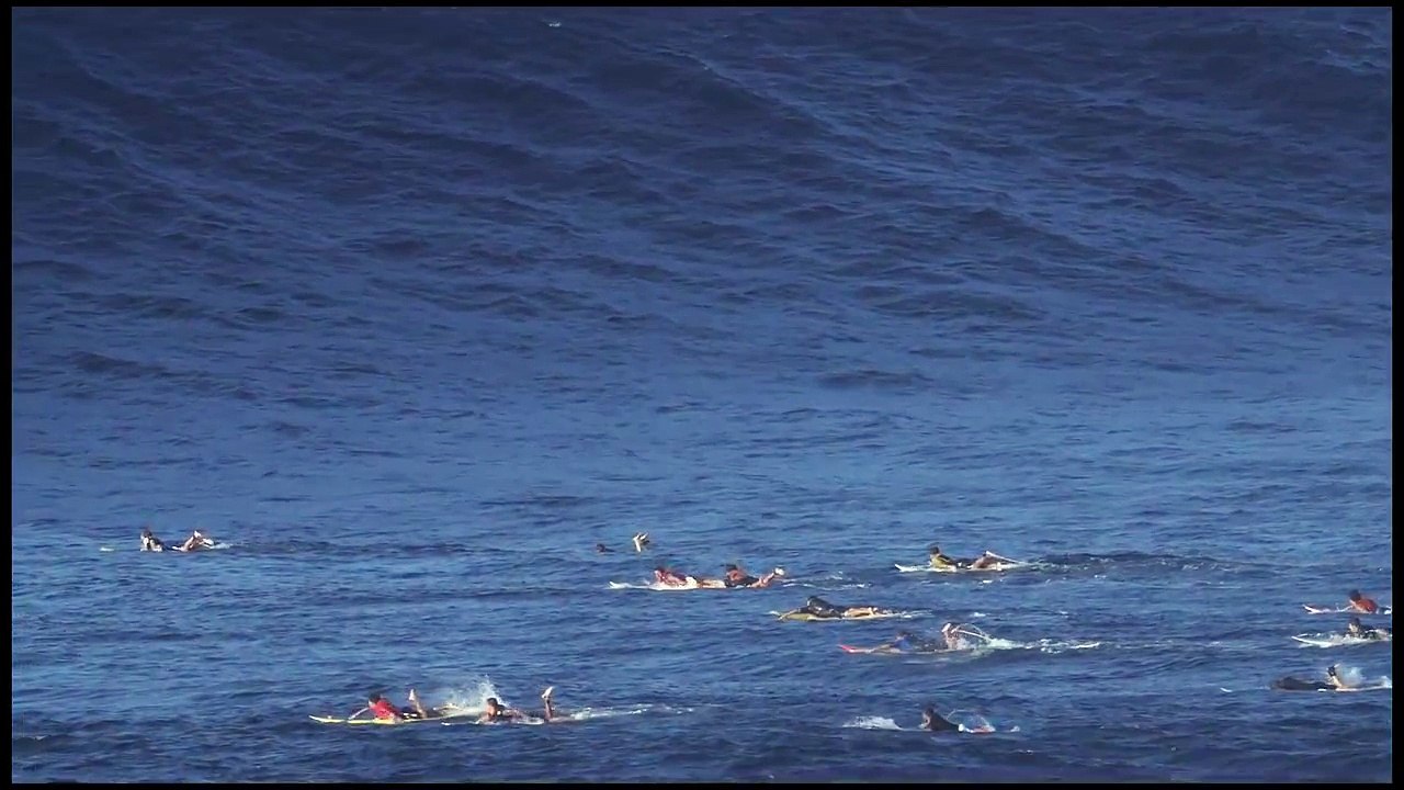 Une vague monstreuse avale des surfeurs