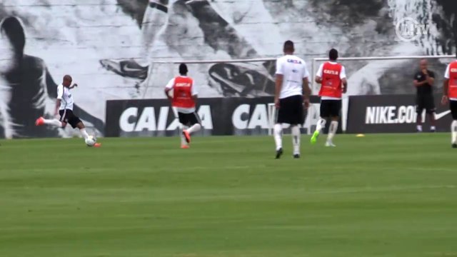 Sheik capricha em treino do Timão e marca dois golaços