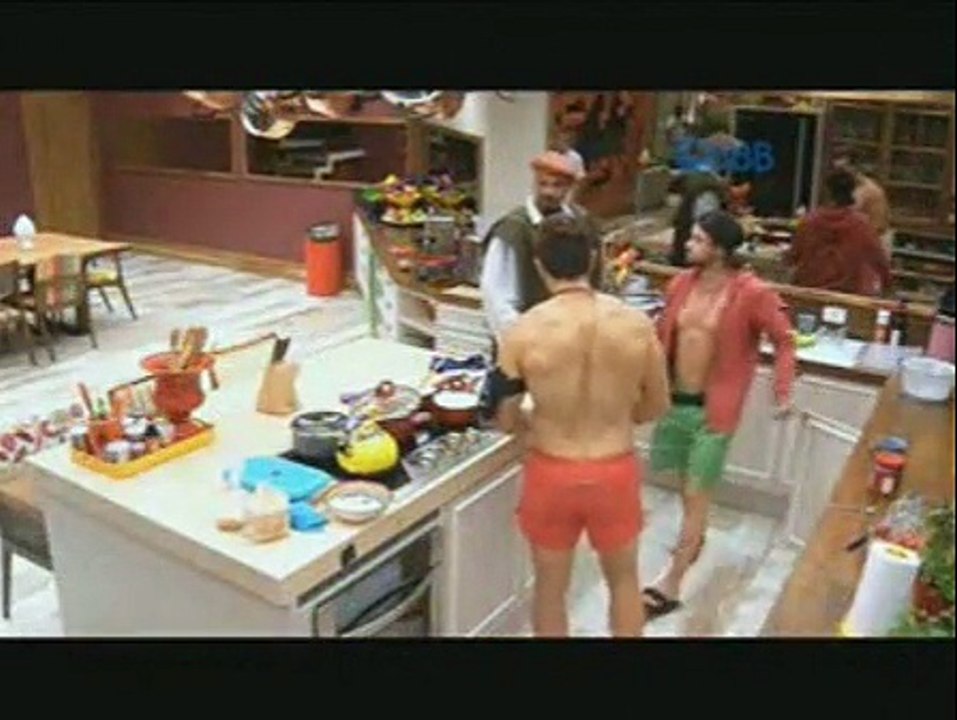 Rafael e Cezar conversam na cozinha antes do ao vivo - 25.01.2015