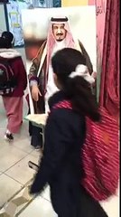 بنات يبايعون الملك سلمان - YouTube