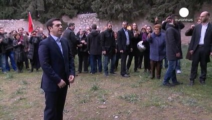 El nuevo primer ministro griego visita monumento de víctimas de nazis