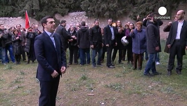Omaggio ai resistenti contro l'occupazione tedesca. Tsipras punta sul simbolismo