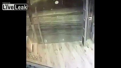 Garota batendo de cara no vidro