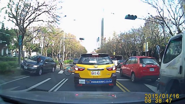 Une femme à vélo qui a beaucoup de chance