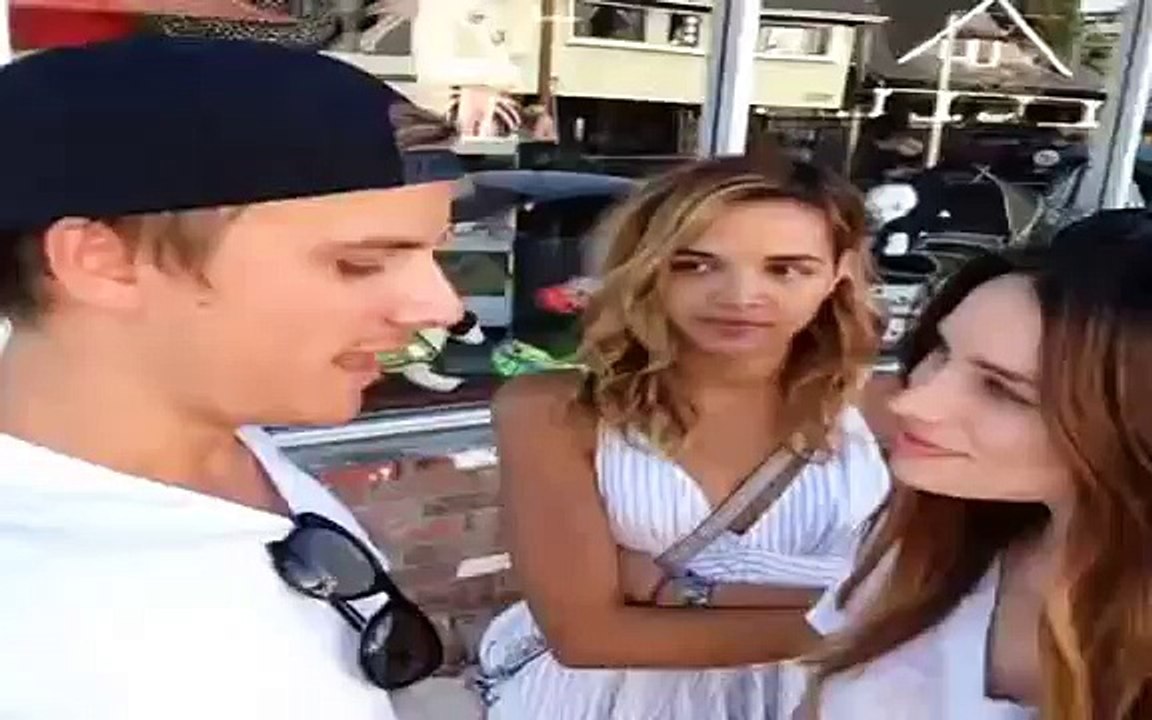 Güzel Kız Öpüşmek İsteyen Çocuğu Öyle Bir Öptüki Çocuk Çılgına Döndü  Mehmet Kıvanç Akkaya haberleri